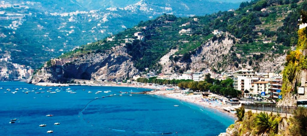 quanto tempo trascorrere al lungomare di maiori guardando gli ampi camminamenti pavimentati e le torri di guardia in lontananza