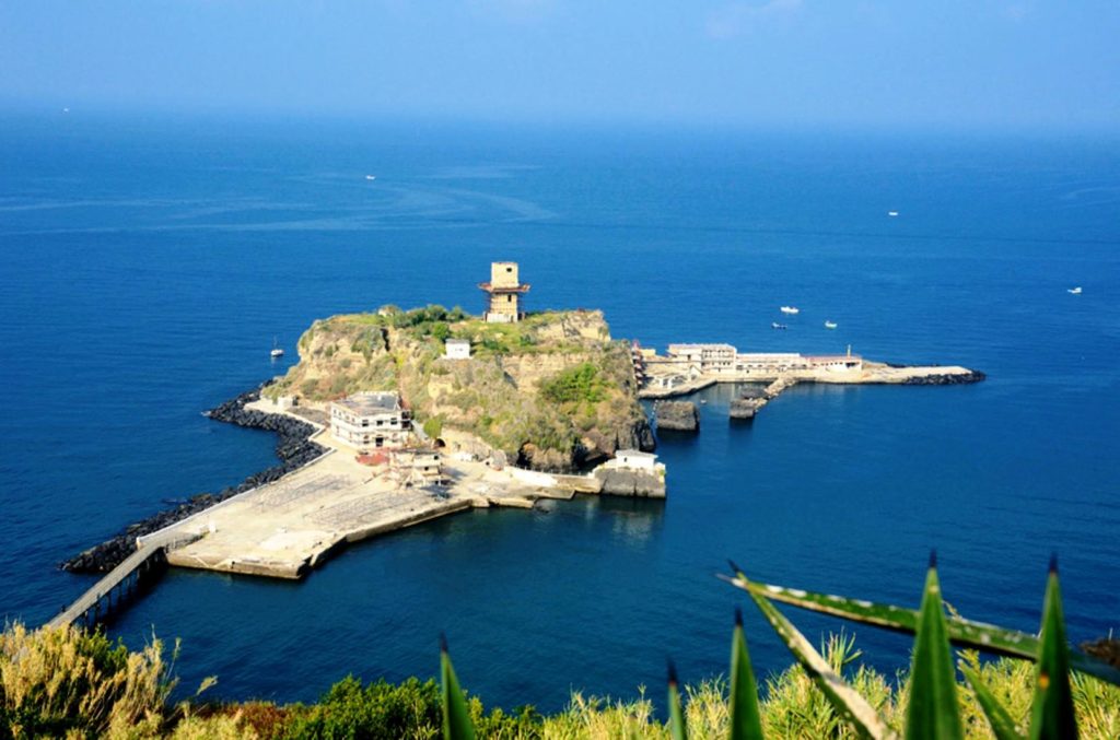 how to get to isolotto di san martino from naples without a car bridge trail