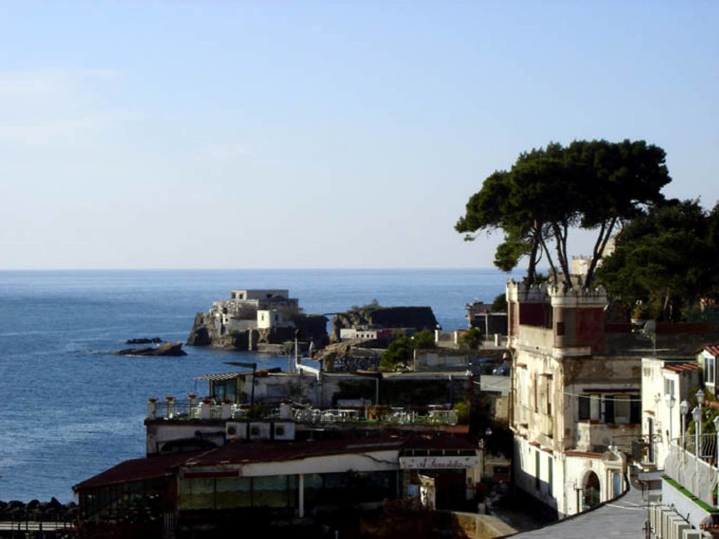 gaiola marechiaro posillipo napoli photo spots highlighting the sweeping coastal harbor curves with Mount Vesuvius rising cleanly across the bay